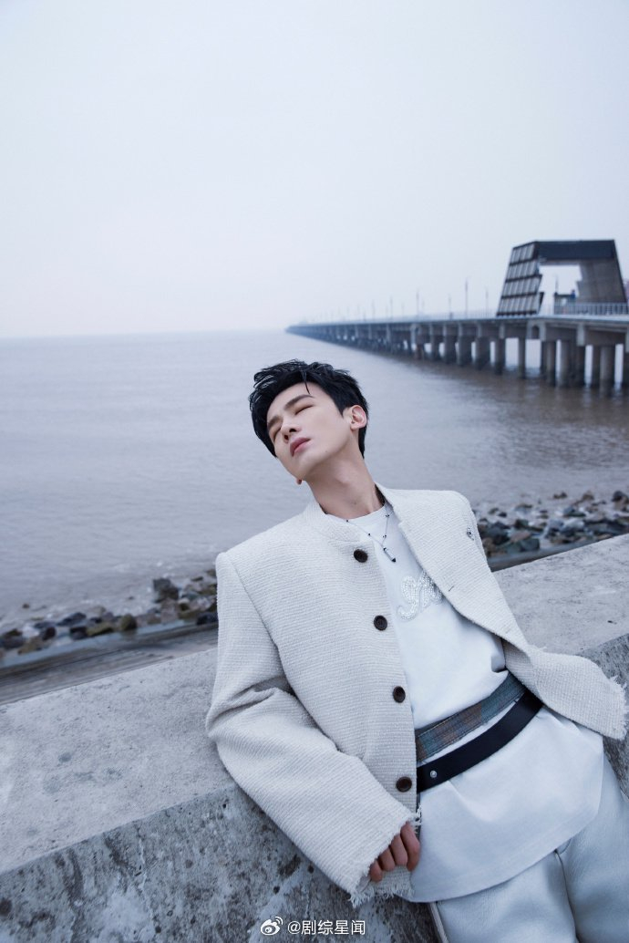 白敬亭鹅黄小香风套装小白这一身真的好帅好酷啊还有点奶奶的