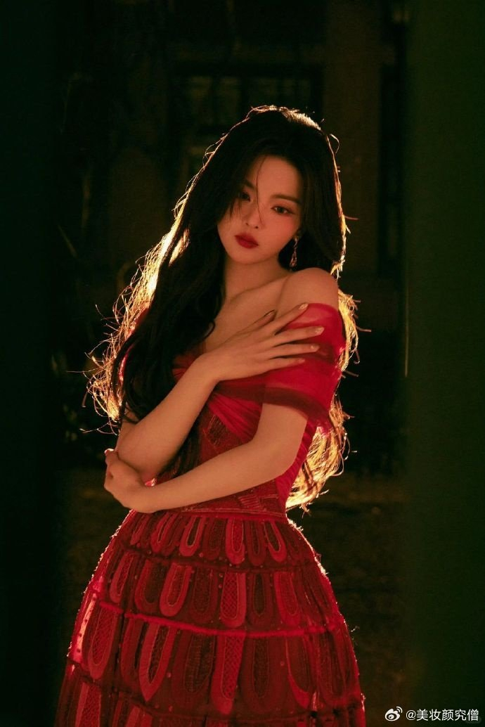 时尚生活motd杨超越港风高定红裙神明少女穿搭发型教程