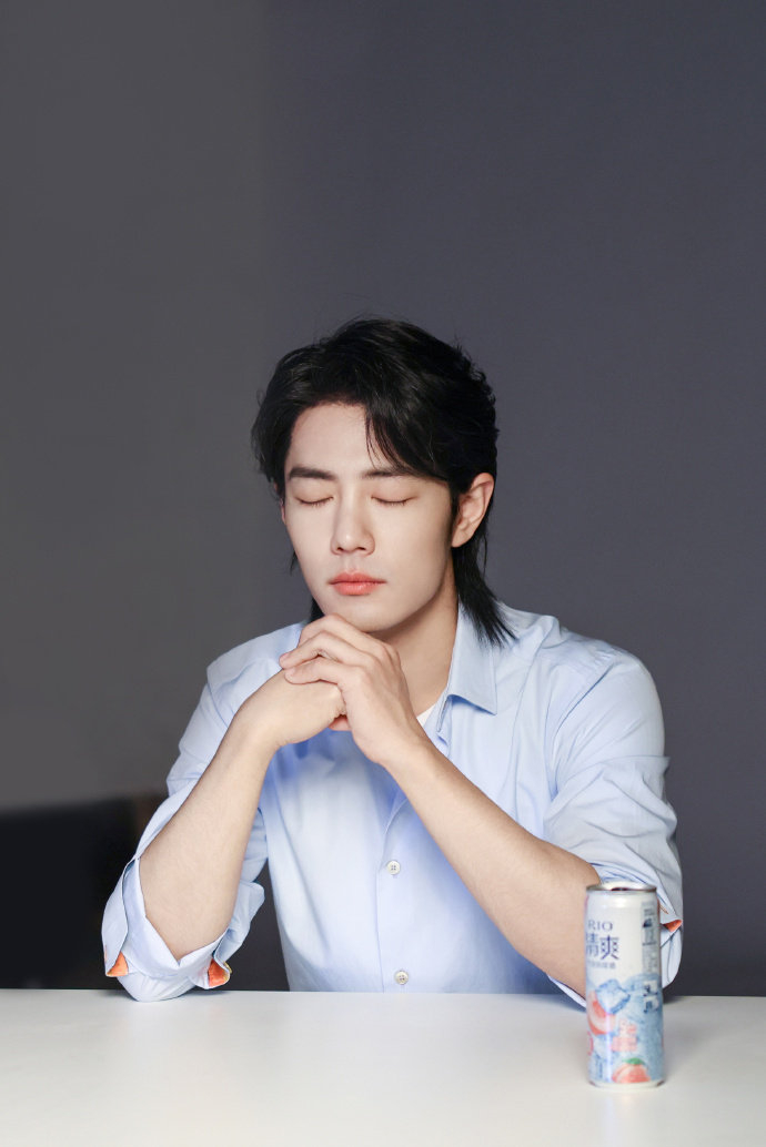 肖战清新条纹蓝衬衫,闭眼氛围感,这谁能不想给肖战整理衣服呀,一整个