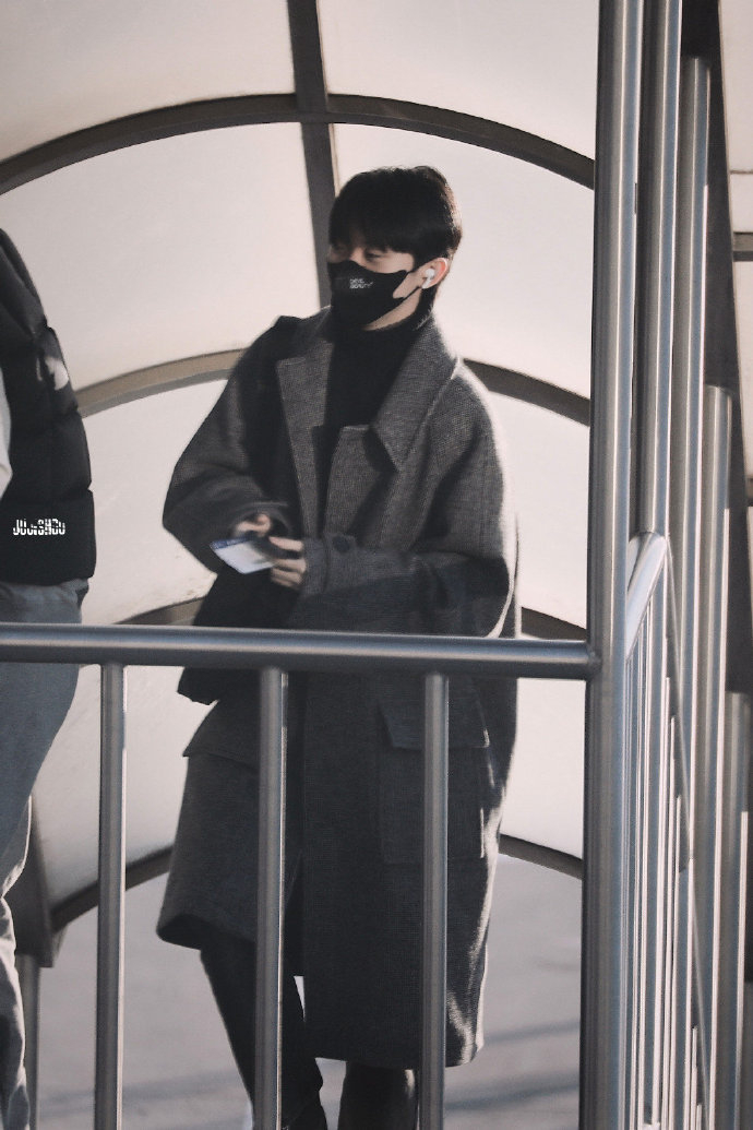 马嘉祺今日机场出发冬季限定小马哥出现啦太爱马哥穿风衣啦