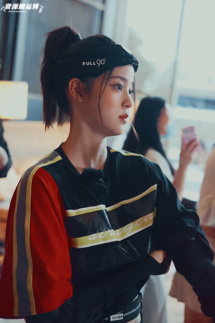 欧阳娜娜《全员加速中》上班路透~ 高马尾 发带,娜比快快跑