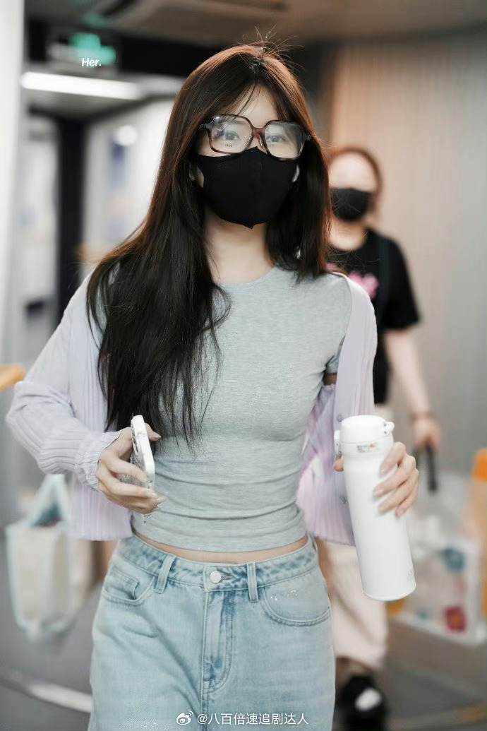 赵露思最新机场饭拍来啦灰色修身短袖豹纹眼镜