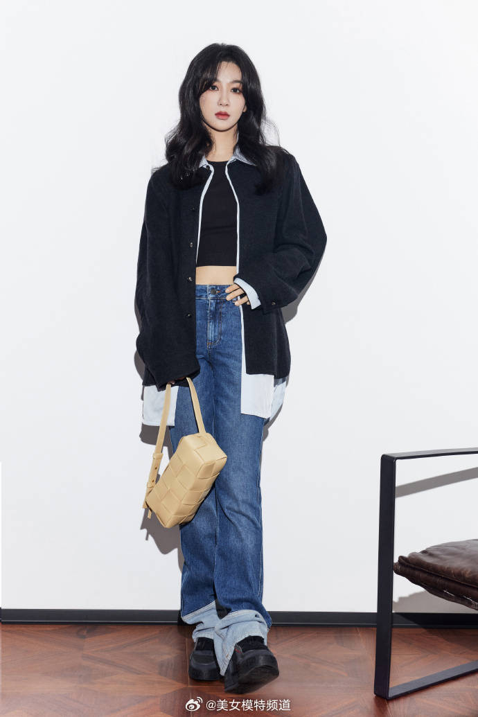 杨紫黑色外套搭牛仔裤酷飒十足露腰线诠释穿搭时尚