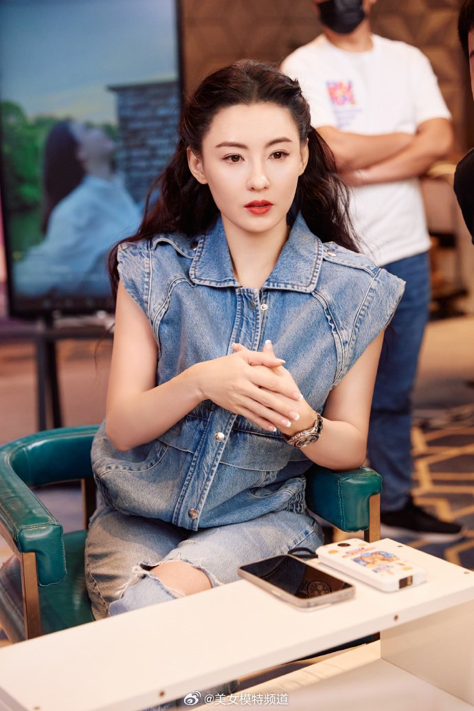张柏芝森系写真大片释出 穿浅蓝色牛仔套装慵懒随性__财经头条