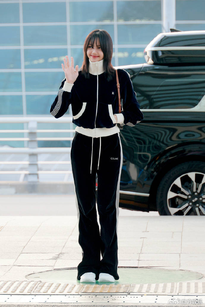 lisa现身机场恢复刘海造型 穿运动套装软萌可爱
