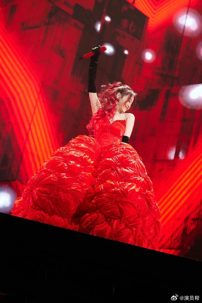 靳梦佳的幸福笑容,如同星空中最璀璨的星辰,照亮了整个演唱会!