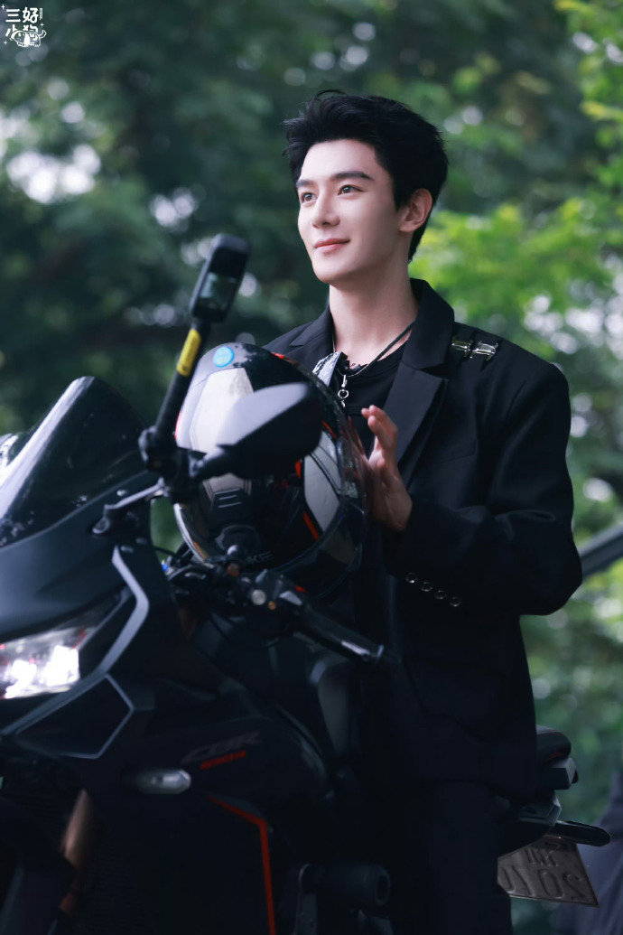 夏之光西装机车暴徒,这西装 机车满分帅气a感的夏之光