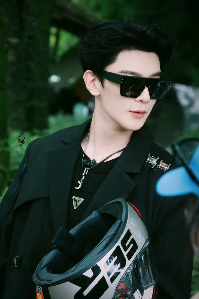 夏之光西装机车暴徒,这西装 机车满分帅气a感的夏之光