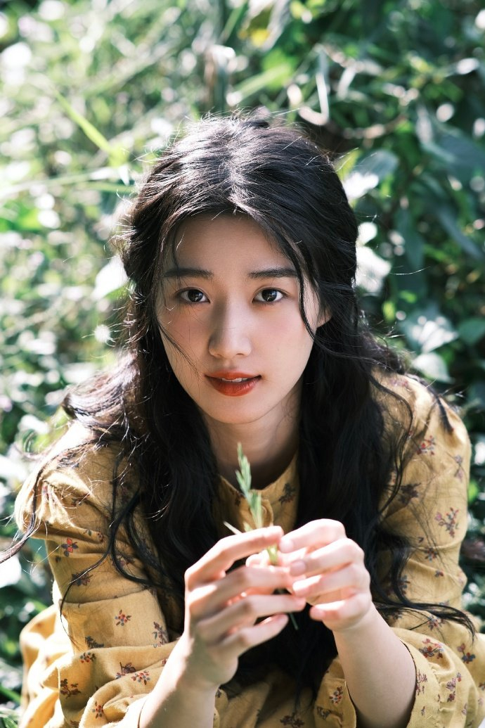 卢昱晓 温柔碎花长裙 半扎发温婉灵动 眼神超级清澈啊~像一根坚韧的