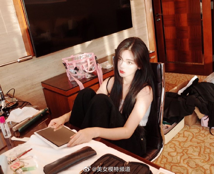 杨超越晒阳光下随拍穿抹胸长发披肩又酷又甜