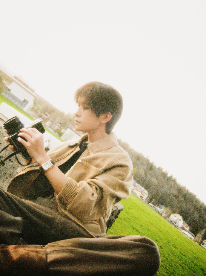 易烊千玺自在游历林间影记,是卡其色上衣造型 顺毛马丁靴造型