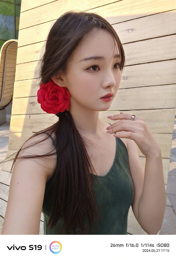 s19前置自拍体验 物理外挂柔光灯无惧任何环境