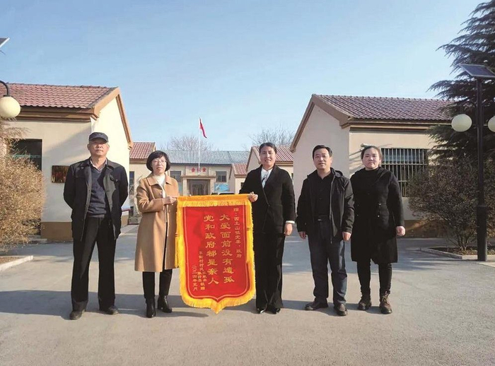 爸爸因病去世妈妈不幸身亡大爱面前没有遗孤