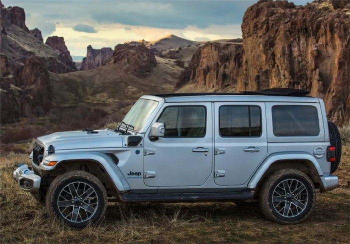 牧马人作为jeep品牌的代表车型,一直以其出色的性能和经典的外