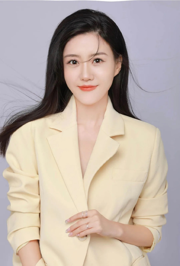 华厦眼科张学进院长,为主持人杨杨成功摘镜!