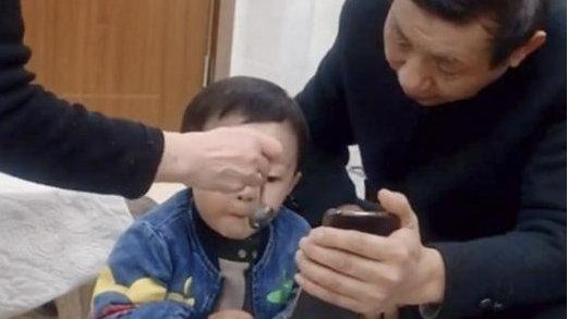 外婆用衣架逼迫3岁宝宝吃饭，网友：像极了容嬷嬷