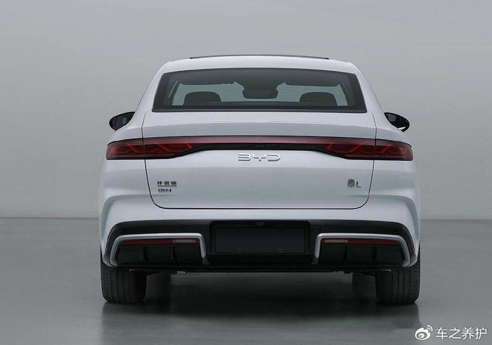 车身侧面同样采用了溜背式设计,但与秦plus相比,秦l的三角窗面积进行