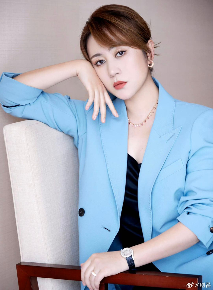 新的表情包get马丽的这个小熊猫投降动作实在是太戳我的萌点了