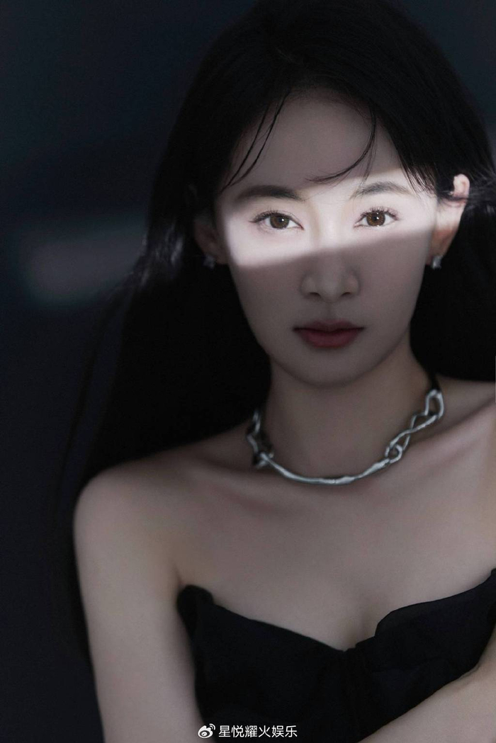 歌手刘洋洋现身央视春晚联排 与歌迷亲密互动