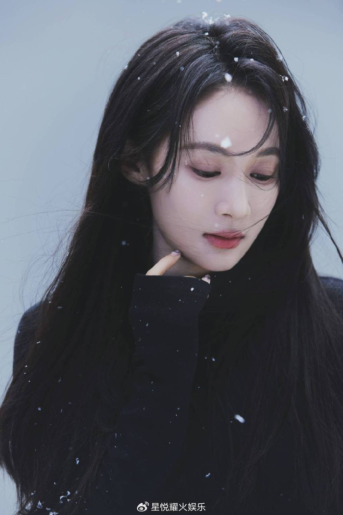 歌手刘洋洋现身央视春晚联排与歌迷亲密互动