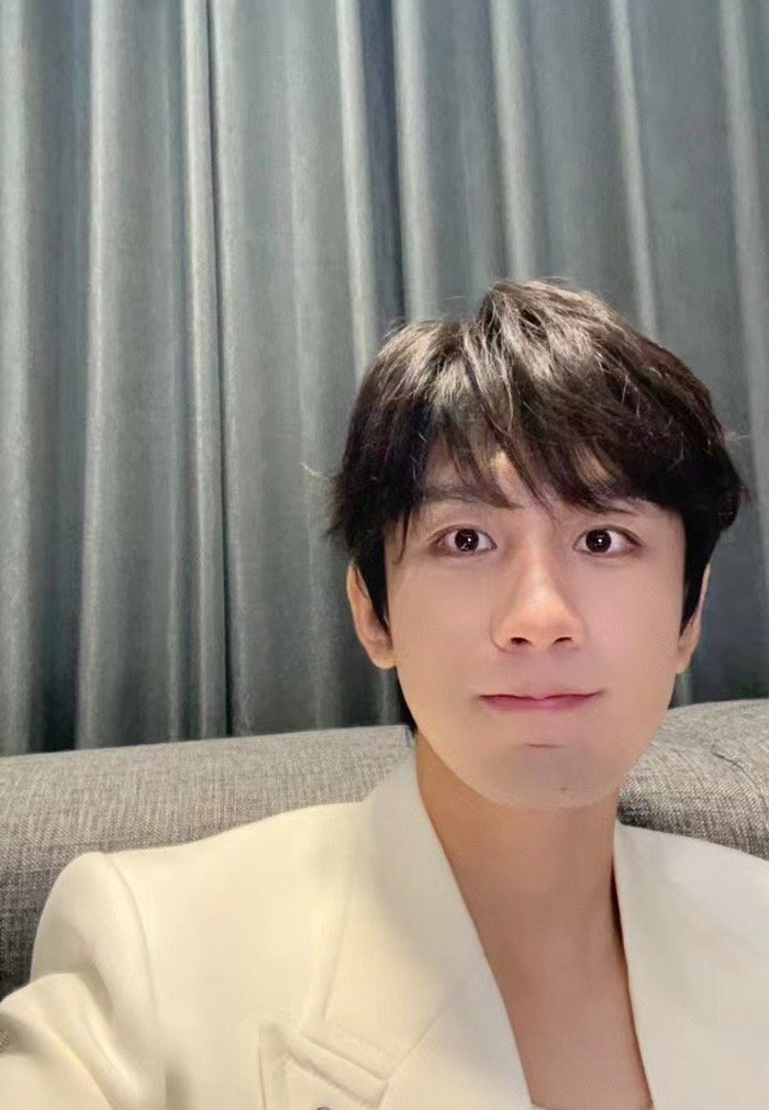 帅哥拍照果然都是不在乎角度的