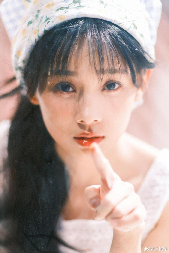 《以爱为营》里艾达饰演者,欢娱影视旗下女明星鲁照华最新写真|以爱为
