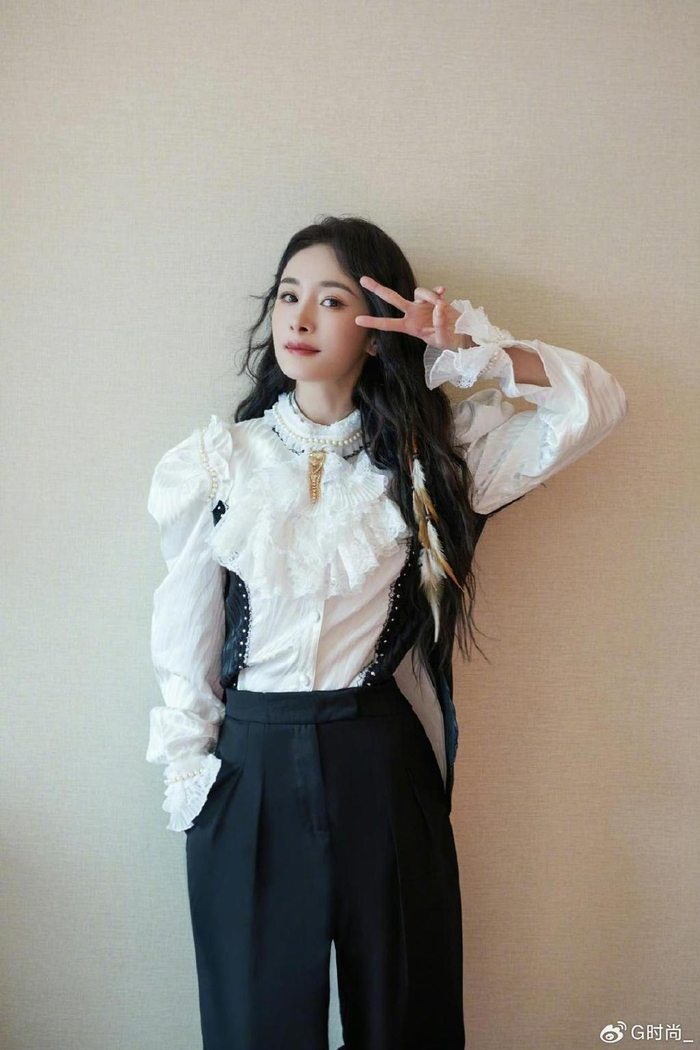 杨幂不愧是私服女王穿搭可日常可职场俏皮与干练并存