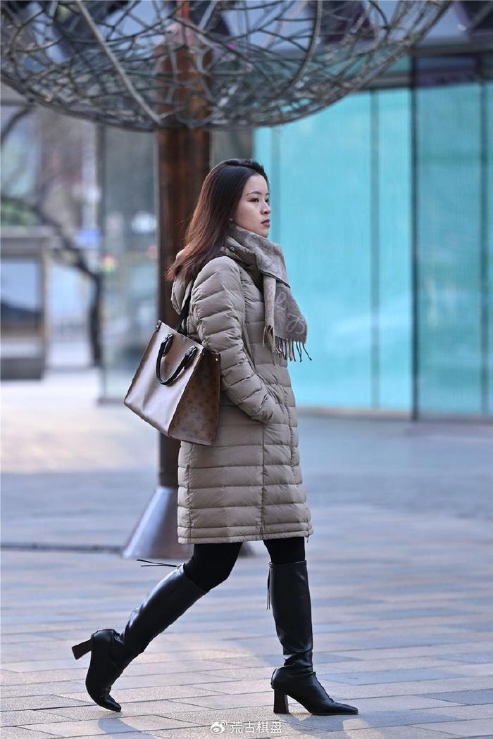 冬季的美女,很多美女选择长靴搭配,可以选择高跟的款式