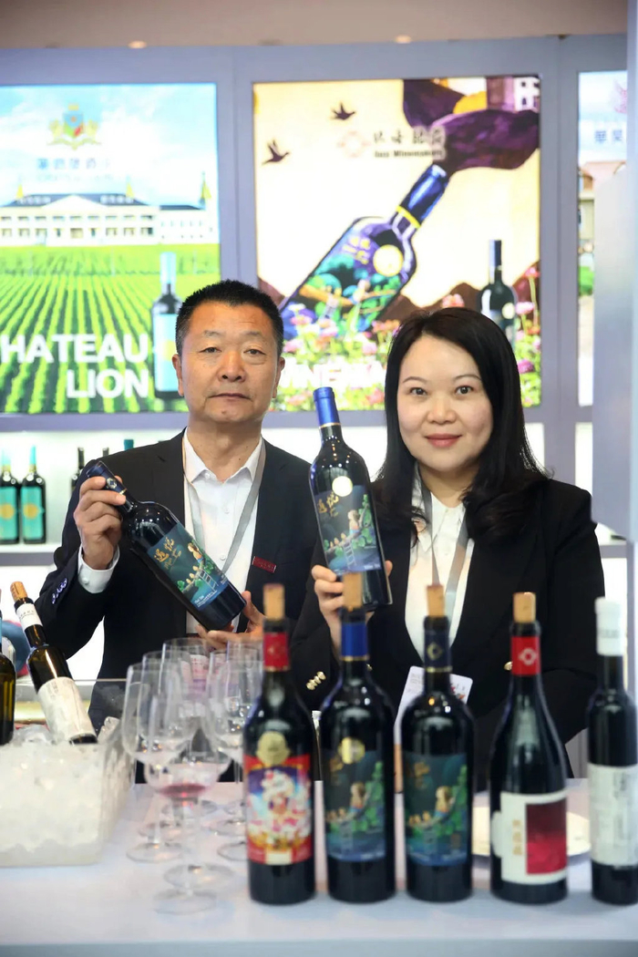 酒庄庄主谭志勇在接受采访时表示,酒庄的"遇悦"马瑟兰干红葡萄酒在