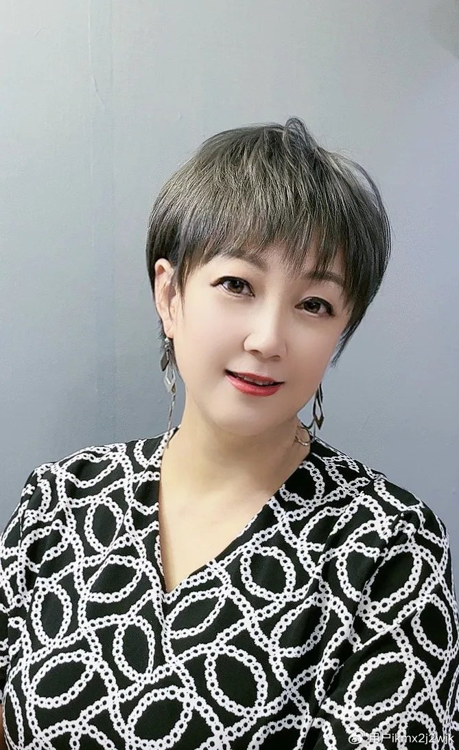 夏季短发来了,锯齿刘海很有辨识度,剪完大不一样
