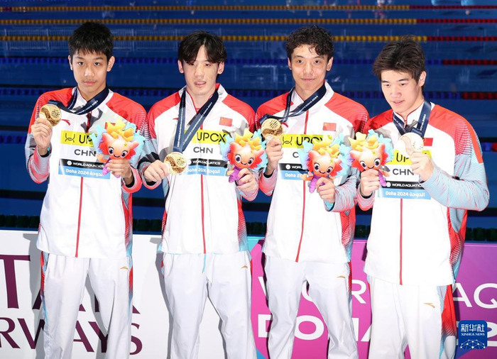 男子4x200米自由泳接力决赛中,由季新杰,王浩宇,潘展乐,张展硕组成