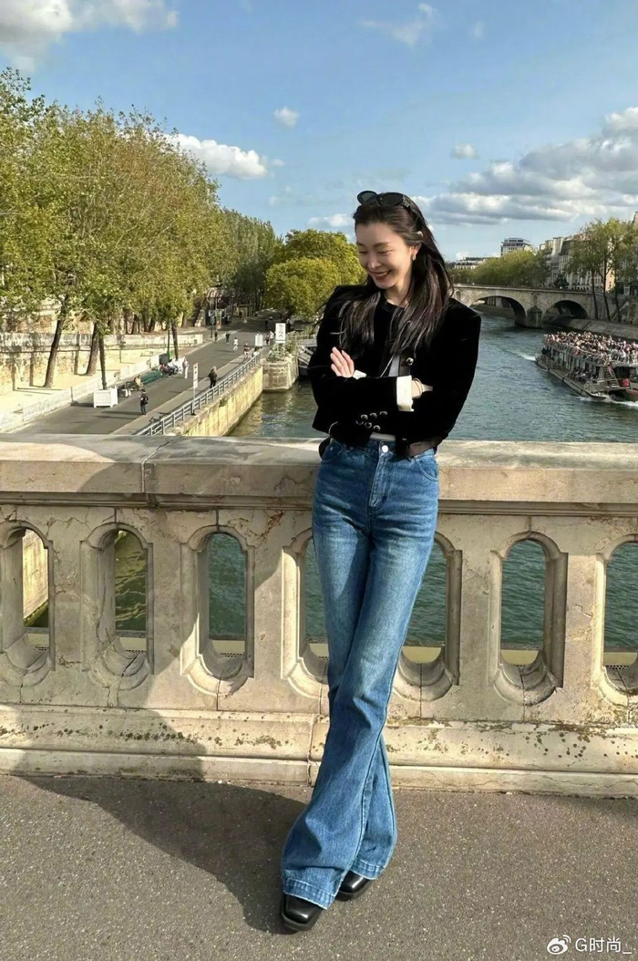 宋轶带火了"简约显贵"穿搭:黑色短外套 牛仔裤,高级又洋气
