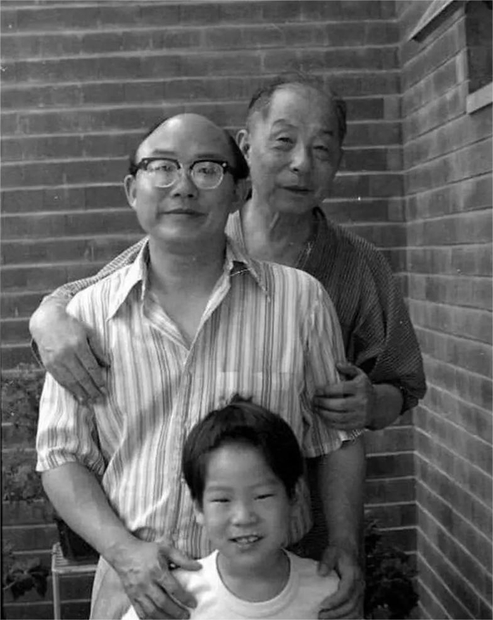 张学良独子张闾琳,74岁回东北不会说汉语,摸着已逝父亲铜像痛哭