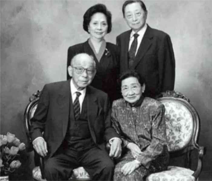 张学良独子张闾琳,74岁回东北不会说汉语,摸着已逝父亲铜像痛哭|赵一荻|高雄市|蒋介石|董显光|香港_新浪新闻