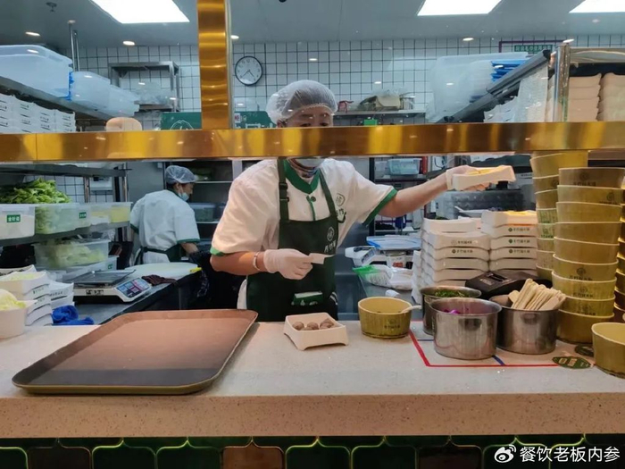 锅底免费送,涮菜白菜价!它如何成为火锅界"蜜雪冰城"