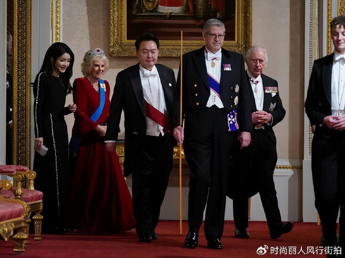 英国国宴韩国第一夫人惊艳了!穿礼服裙美翻,凯特卡米拉皇冠赢了