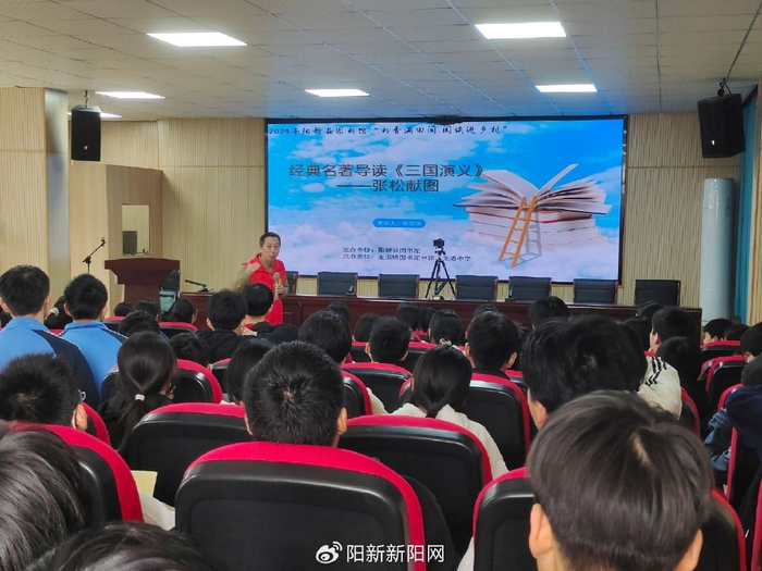 馆的工作人员们精心挑选了1000多本经典少年儿童读物,内容包括历史