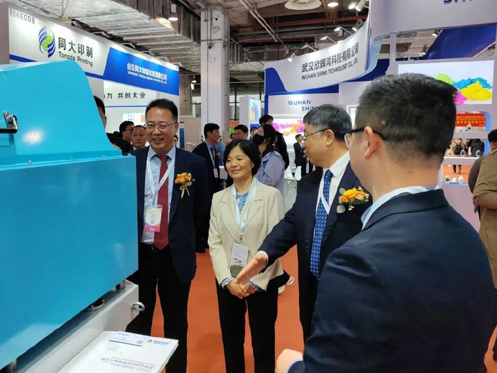 展会首日,中国印染行业协会会长林琳,监事长陈志华,副会长兼秘书长