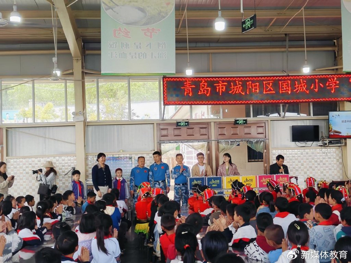 青岛市城阳区国城小学举行爱心义卖和图书捐赠活动