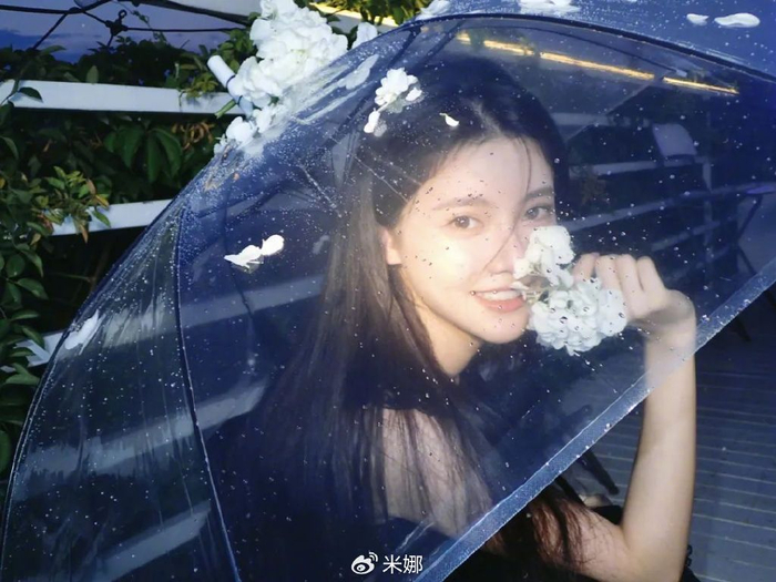 图片来源@snh48snh48许杨玉琢一把透明伞总是下雨天