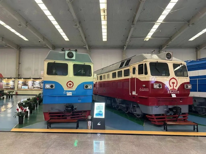 列车按时间顺序从最早期的蒸汽火车头到后来我们的中华之星都有.