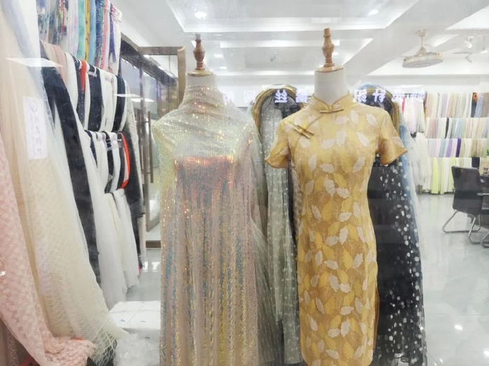 位于楼梯口的"福建闽航蕾丝网布"门店格外引人注目,这是一家源自福建