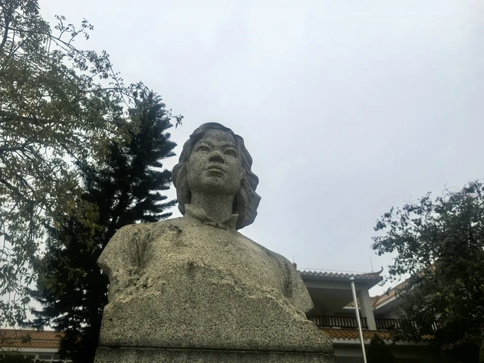 探访广州银河烈士：扑向火海的姑娘，藏着最动人初心，不该被遗忘|向秀丽|广州市|萧红|广东省|墓碑_新浪新闻
