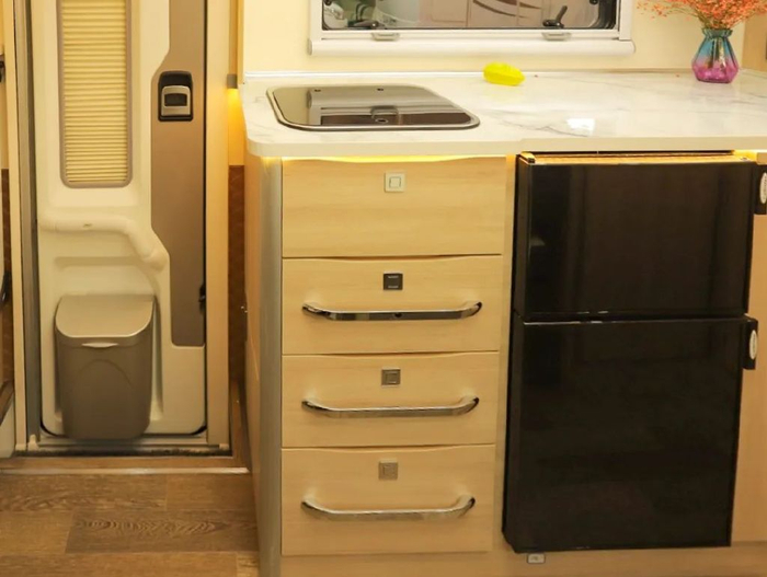 电器方面内部还配备有85l弗罗斯特车载冰箱和格兰仕微波炉,方便加热和