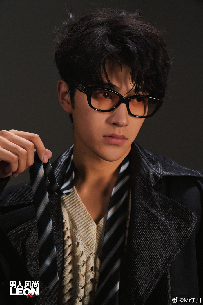 前阵子拍的@蔡正杰的微博 五月份的阳光大男孩,因为骑行被晒的乌黑