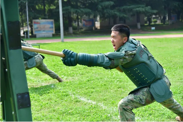 "下士伊广煜有感而发文 字: 曹 灿图 片: 王 琨,姜 锐特别声明:以上