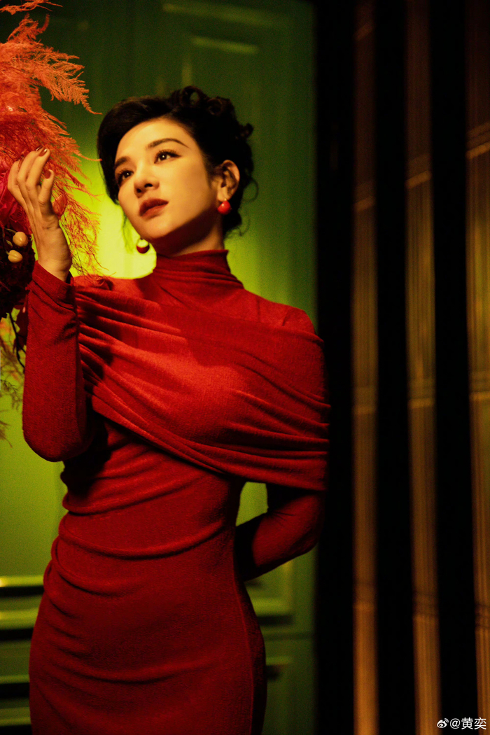 黄奕上海滩复古妆造,一袭红色紧身裙,回眸好有女人味啊……__财经头条