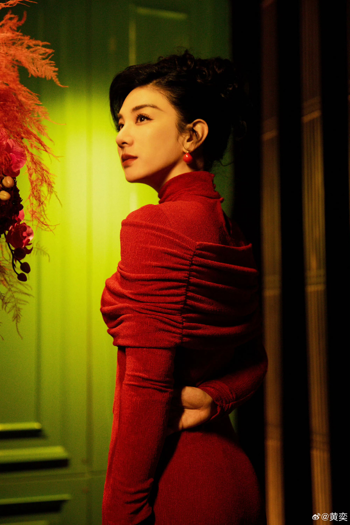 黄奕上海滩复古妆造一袭红色紧身裙回眸好有女人味啊