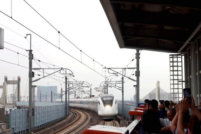 这条"湾区大号地铁",凭什么刷屏