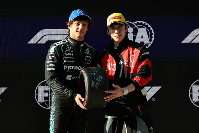 林孝埈为F1历史上最年轻的杆位得主安东内利颁奖